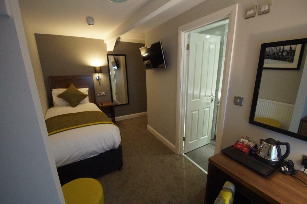 New Park Hotel Кармартън Екстериор снимка