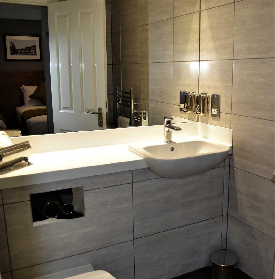 New Park Hotel Кармартън Екстериор снимка