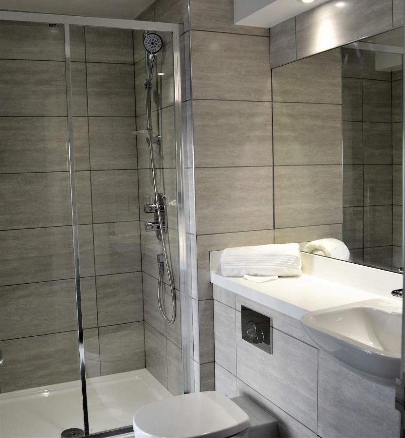 New Park Hotel Кармартън Екстериор снимка